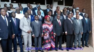 Les gouverneurs du Cameroun posent pour une photo